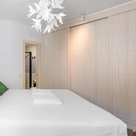 Apartment Wintowinrentals Charming & New Building, Close